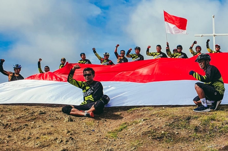 Peringati Hut Kemerdekaan, Sebics Bentangkan Bendera Merah Putih di Bukit Telettubies