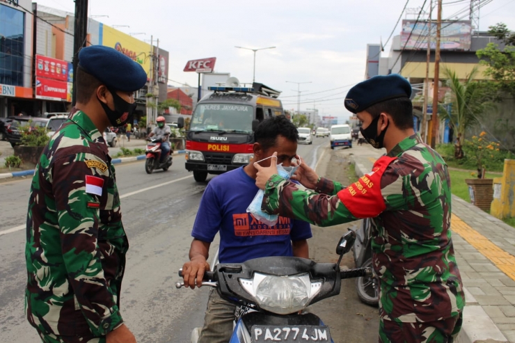 Cegah Covid 19, Babinpotdirga Lanud SPR Bagikan Masker