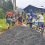 Masyarakat Kampung Nioga Bantu Satgas TMMD Kumpulkan Bahan Material