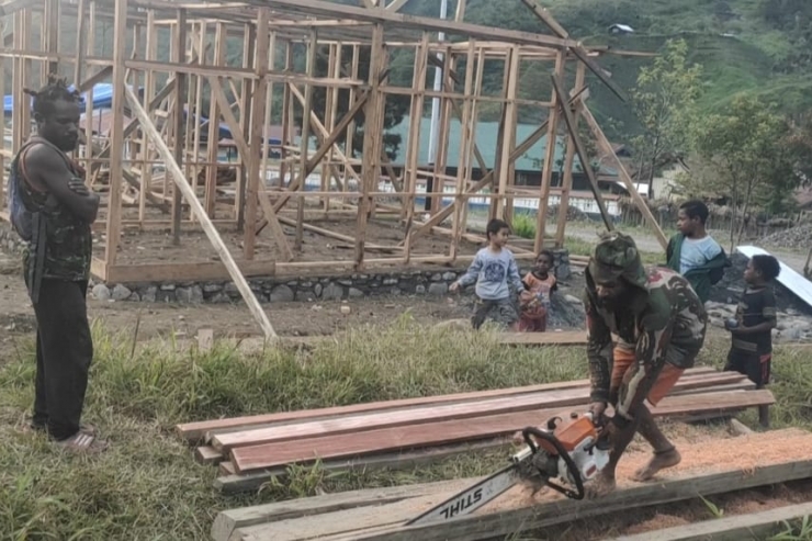 Curah Hujan Tinggi dan Suhu Dingin, Hambat Pelaksanaan TMMD di Kampung Nioga