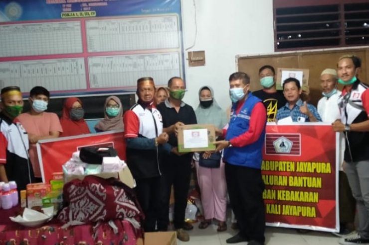 Peduli Kemanusiaan, KKSS Kabupaten Jayapura Salurkan Bantuan Korban Kebakaran APO