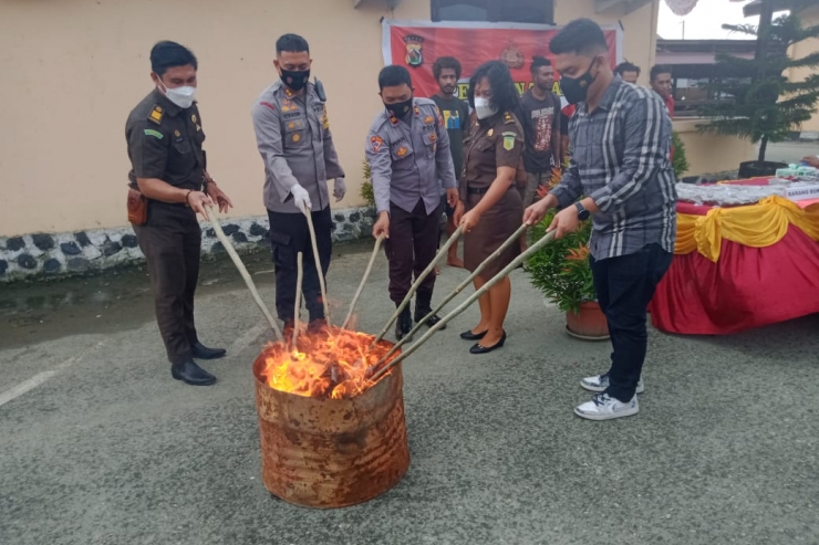 Polres Jayapura Musnahkan 2,7 Kilogram Serbuk Ganja