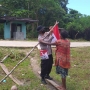 Polisi Bagikan Bendera Merah Putih di Perbatasan RI-PNG