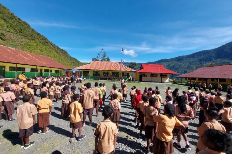 Peringati Hut Pramuka ke-60, SD Mulia Bagikan Seragam Sekolah Bagi Siswa tak Mampu