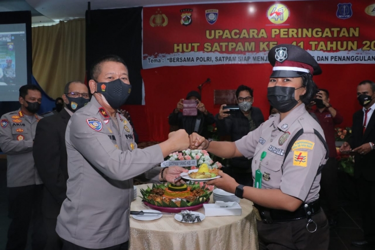 Wakapolda Papua Minta Satpam Tingkatkan Pengawasan Setiap Orang di Lingkungan Kerja