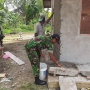 Contoh Peran Aktif Babinsa: Bantu Membangun Rumah Warga di Supiori Selatan
