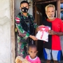 Berbagi Kasih, Satgas TNI 711/RKS Bagikan Kemeja Merah Putih Kepada Warga Perbatasan 