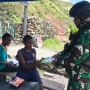 Tingkatkan Minat Belajar, TNI Bagikan Alat Tulis Anak anak di Pedalaman Puncak Jaya