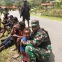 Merawat Senyum Masyarakat Puncak Jaya, Satgas TNI 301/PKS Perkuat Komsos Humanis