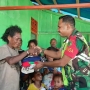 Bentuk Perhatian Kepada Masyarakat, Babinsa Biak Timur Bagikan Pakaian Layak Pakai