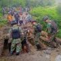 Atasi Kesulitan Warga, Satgas TNI 142/KJ Gotong Royong Bangun Jembatan