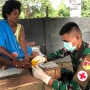 Gerak Cepat Satgas TNI 711/Rks Bantu Warga yang Terluka