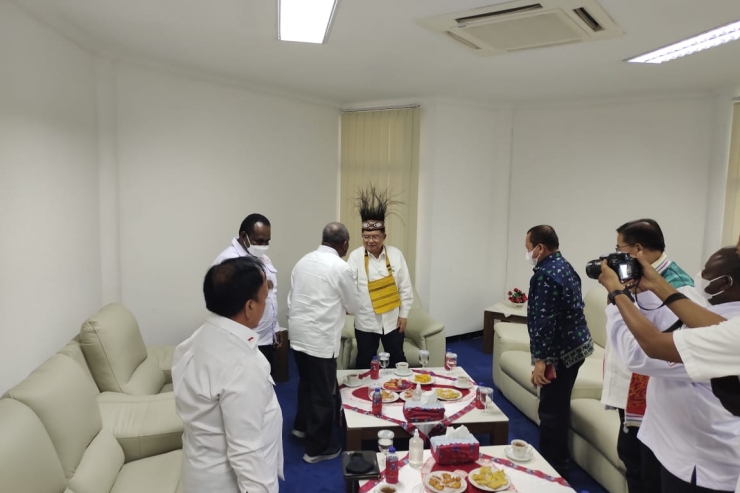 Bupati Jayapura Sambut Kedatangan Mantan Wapres JK di Bandara Sentani