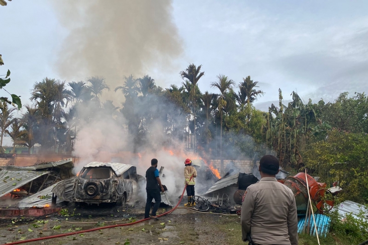 Satu Unit Rumah Bersama Dua Kendaraan di Waena Kota Jayapura Ludes Terbakar Api 
