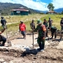 Mudahkan Akses Masyarakat, Personel Satgas TNI 405/SK Perbaiki Helipad di Distrik Jila