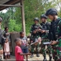 Keceriaan Anak anak Kampung Wonorejo Terima Alat Tulis dari Satgas TNI