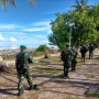 Satgas TNI Pamputer 26 Lakukan Patroli Darat Wilayah Pulau Terluar di Papua