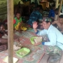 Makan Bersama Jalin Keakraban Personel Satgas TMMD ke-114 Kodim Mimika dan Warga
