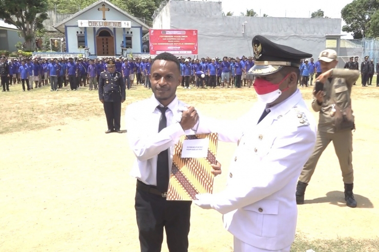 Wabup Jayapura Serahkan Remisi Umum II Bagi 416 Napi Lapas Narkotika Doyo