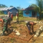 Manunggal dengan Rakyat, Babinsa Koramil Yaptim Bantu Pembangunan Rumah Warga 