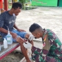 Satgas TNI 711/Rks Gerak Cepat Menolong Korban Laka Lantas yang Terluka Parah