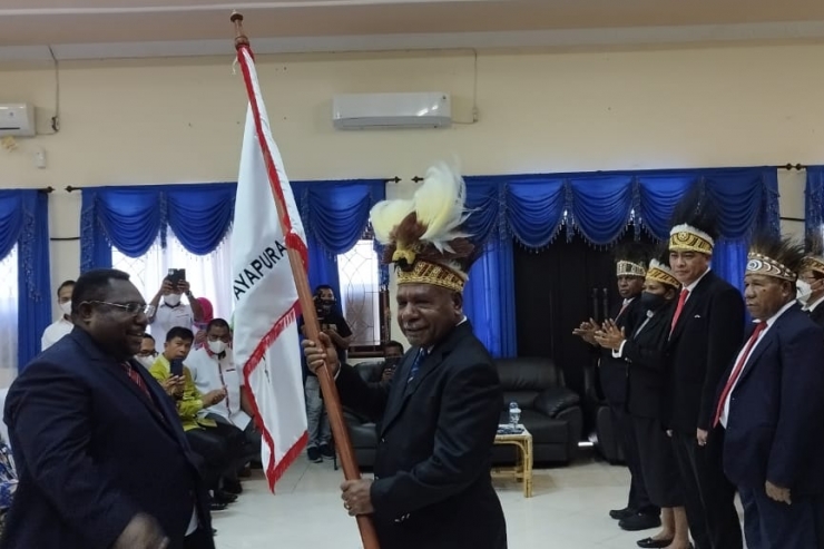 Kenius Kogoya Lantik dan Kukuhkan Pengurus KONI Kabupaten Jayapura Periode 2022-2026