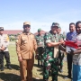 Pangdam Cenderawasih Serahkan Hasil Giat Opster 2022 Korem 172/PWY Kepada Masyarakat Kenyam 