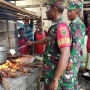 Ringankan Beban Warga Asmat, Babinsa Masuk Dapur
