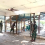 Wujudkan Kemanunggalan, Babinsa dan Masyarakat Gotong Royong Lakukan Pemugaran Gedung Gereja di Sarmi