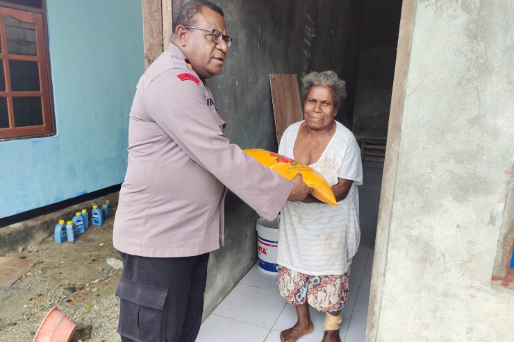 Aksi 'Door to door' Wakapolres Jayapura Bagikan Sembako Kepada Warga Kampung  Waibron