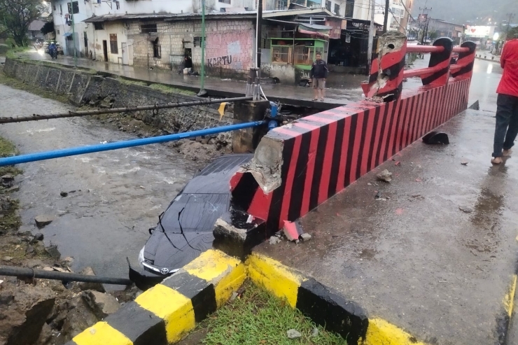 Mobil Terjun Bebas ke Kali Acai Abepura, 1 Penumpang Tewas di Tempat