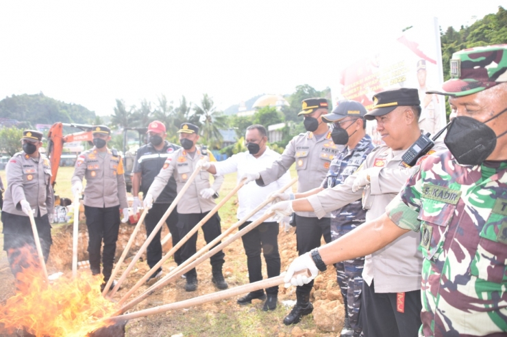 Polresta Jayapura Musnahkan Ribuan Botol Miras, 18 Kg Ganja dan Obat Terlarang  