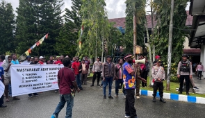 Massa Seruduk Kantor DPRD Kabupaten Jayapura, Tuntut Pencabutan Perda Kampung Adat