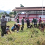Dandim Jayawijaya Kerahkan Personil Bersihkan Rumput Liar di Stadion Pendidikan Wamena