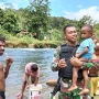 Temui Masyarakat di Perbatasan PNG, Danramil dan Babinsa Oksibil Ingatkan Pentingnya Jaga Kesehatan 