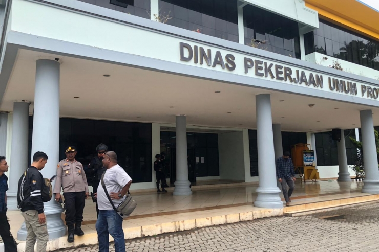Dikawal Brimob, KPK Geledah Kantor Dinas PUPR Papua Selama 5 Jam