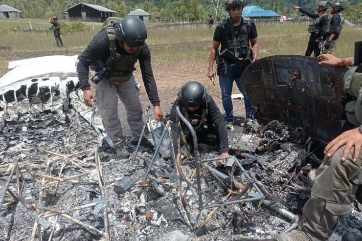 Satgas Ops Damai Cartenz Gelar Olah TKP Pesawat yang Dibakar KKB di Paro 