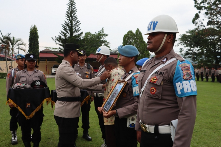 Kasus Asusila dan Disersi, Dua Personil Polres Jayapura Diberhentikan Secara Tidak Hormat