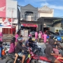 Berbagi Kasih Ramadhan, Bhayangkari Polsek Heram Bagikan Takjil di Lampu Merah Waena