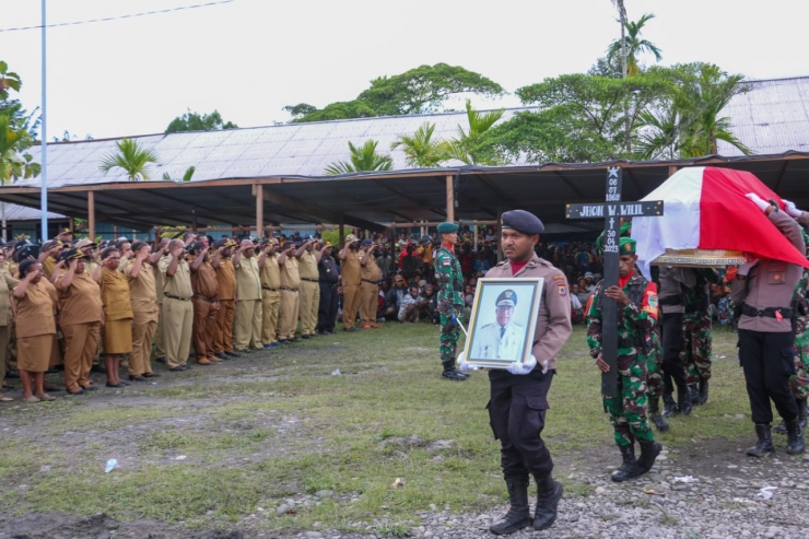 Pimpin Upacara Pemakaman Wakil Bupati Yalimo, Dandim Jayawijaya: Beliau Pengabdi Bangsa