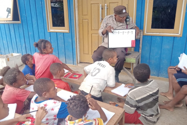 Di Sela Kegiatan Belajar Program Si-Ipar di Kampung Balusu, Anak anak Diberikan Cemilan Biskuit