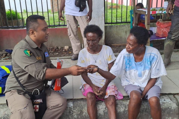 Masyarakat Kampung Komoro Dapat Pengobatan Gratis dari Tim Keladi Sagu