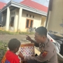Polisi di Dogiyai Kenalkan Abjad Bagi Seorang Anak Usia Dini