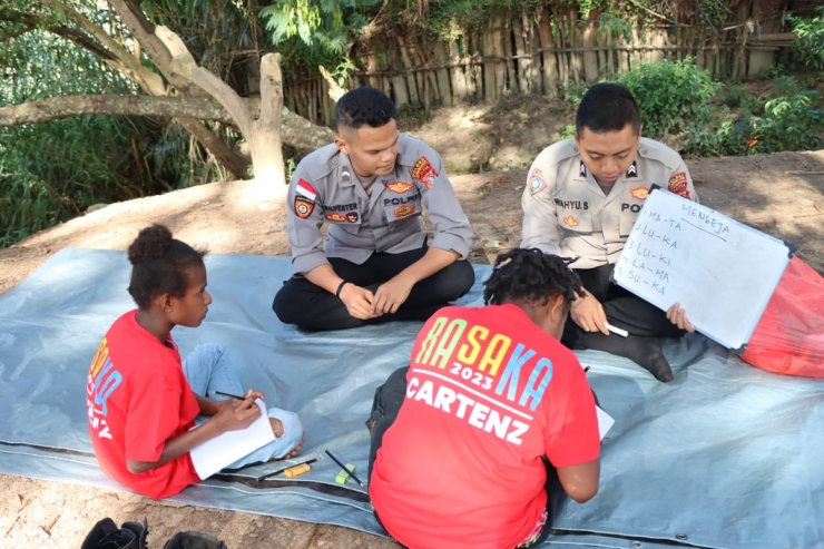 Polisi Pi Ajar Sambangi Anak Putus Sekolah di Kampung Kama, Jayawijaya