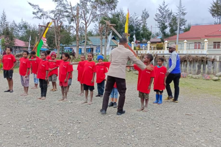 Si Ipar Beri Latihan Berbaris dan Wasbang Kepada Anak Binaannya di Kabupaten Puncak