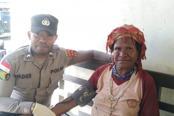 Lagi, Tim Kesehatan Polri Obati Penderita ISPA di Kampung Yokatapa Intan Jaya