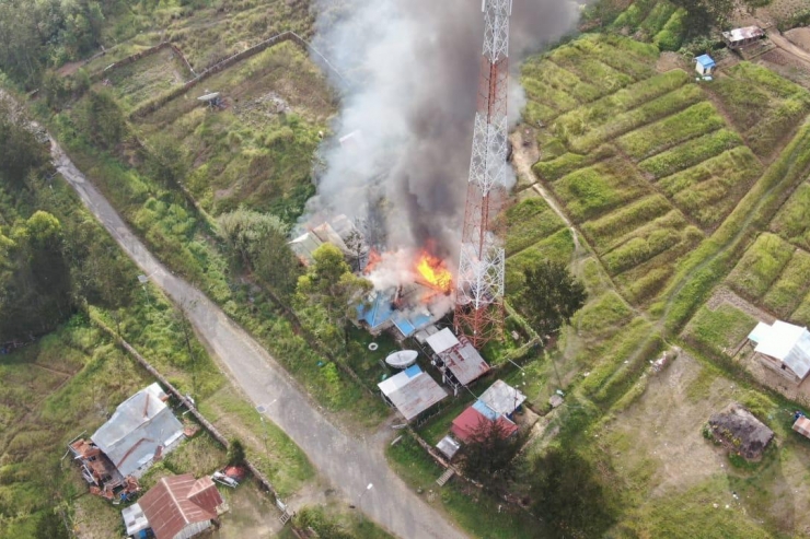 Jelang Hut Kemerdekaan, KKB Bakar Tower Telkomsel dan Rumah Warga di Puncak