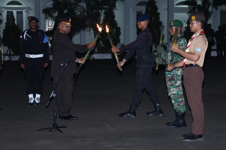 Kapolda  Papua Pimpin Upacara Taptu dan Pawai Obor, Tradisi Menyambut Hut Kemerdekaan 