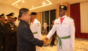 Plh Gubernur Papua Kukuhkan 33 Anggota Paskibra Hut ke-78 RI