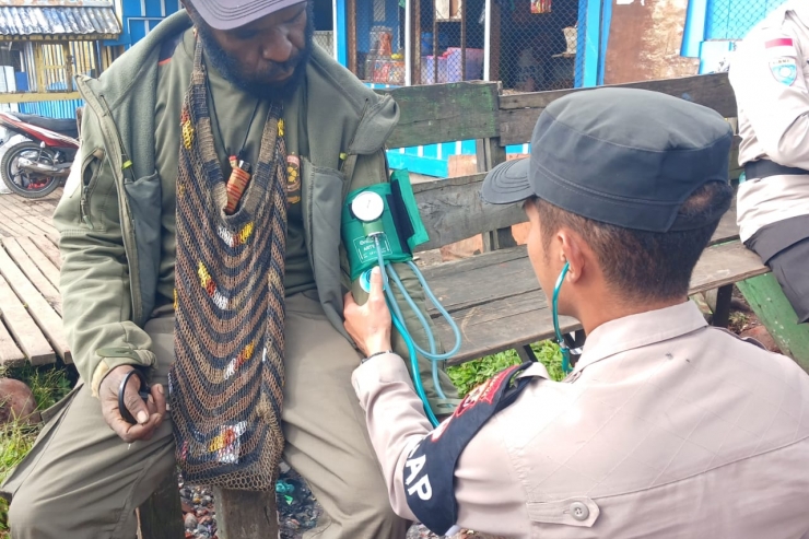 Tim Keladi Sagu Keliling Rumah Warga Kampung Kago Berikan Layanan Kesehatan Gratis